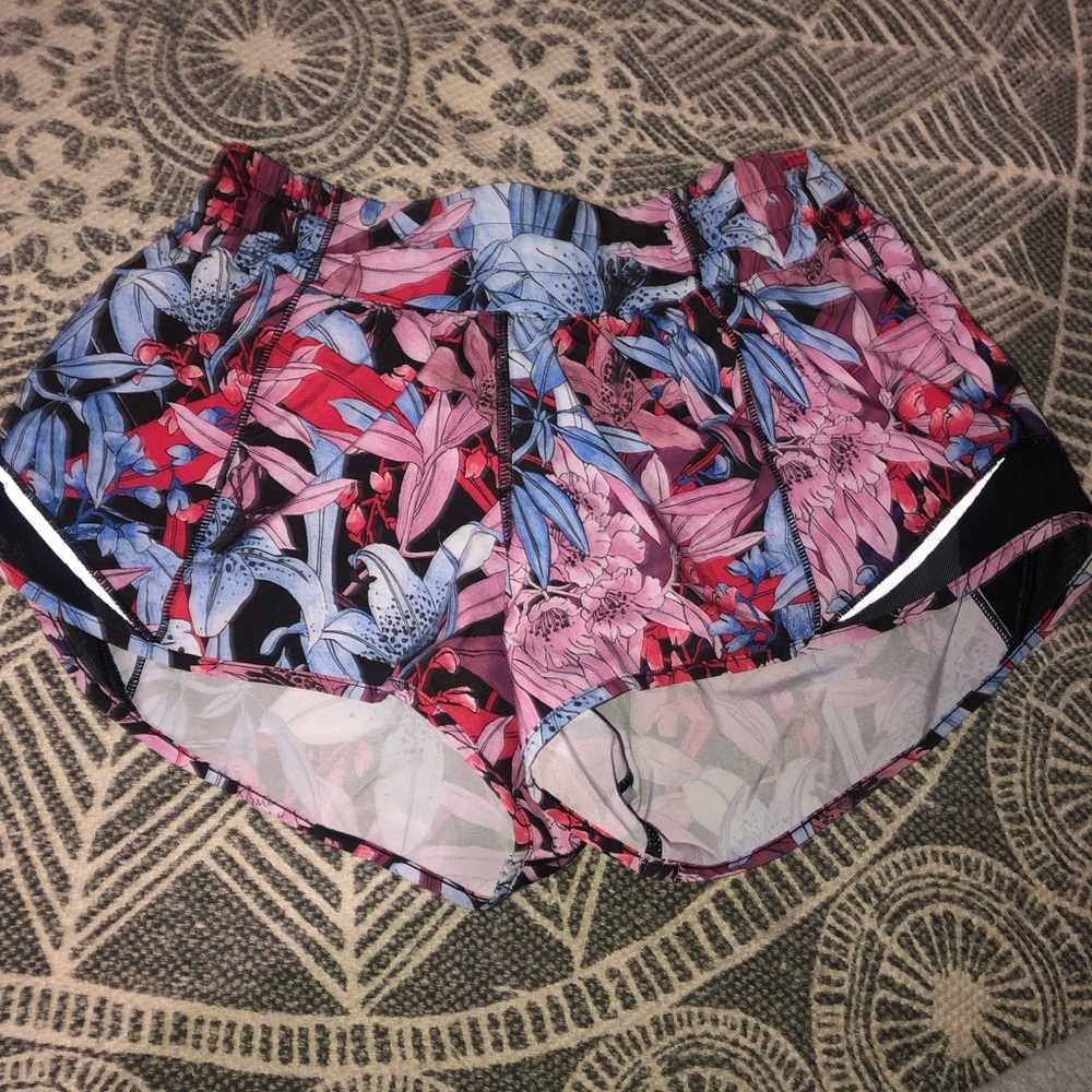Rare Lululemon hotty hot 2.5” shorts